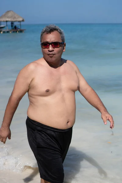 Fat Man Big Stomach Walking Beach — ストック写真