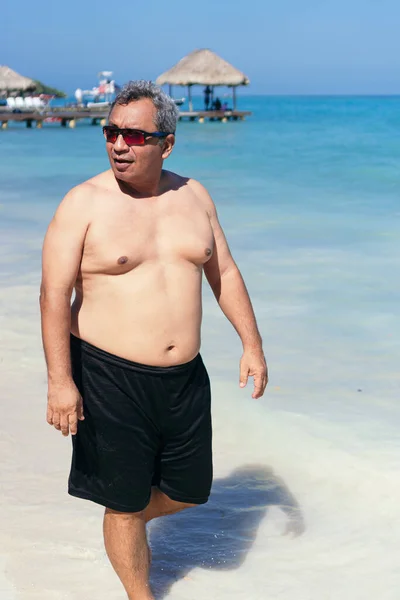 Dojrzały Człowiek Spaceru Plaży — Zdjęcie stockowe