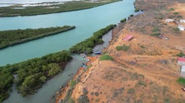 Gökyüzüne karşı yüksek açılı bir göl manzarası. Video Kolombiya, La Guajira 'da çekildi.