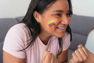 Ekvador taraftarları evde futbol maçı izliyorlar.