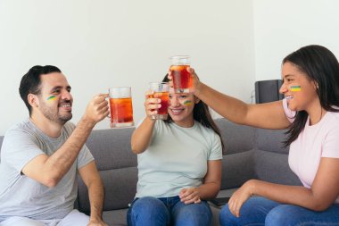 Arkadaşlar TV 'de futbol maçı izleyip eğleniyorlar..