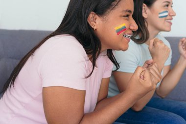 Ekvador taraftarları evde futbol maçı izliyorlar.