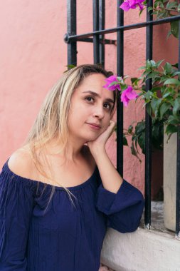 Dışarda duran Güzel Bir Kadının Portresi