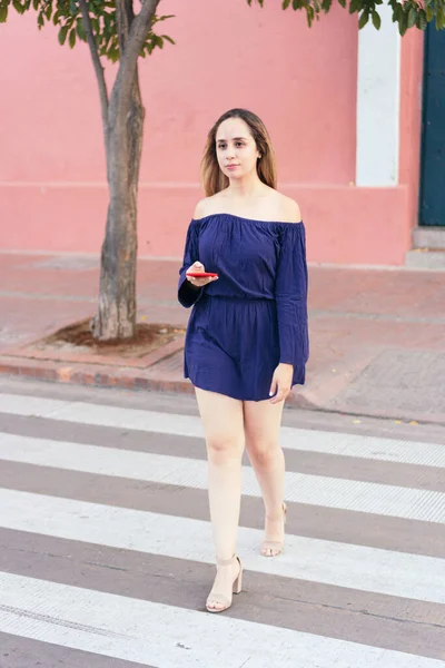 Woman Crossing Street While Holding Smart Phone — Foto Stock