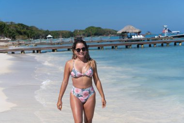 Sahilde gülümseyen kadın portresi