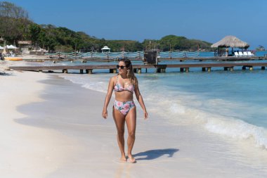 Gökyüzünde yürürken gülümseyen genç kadın