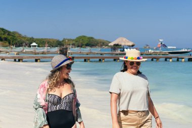 İki İspanyol Kadın Sahilde Yürüyor