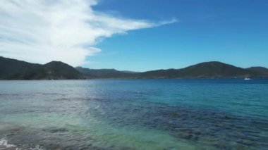 Tayrona Ulusal Parkı, Kolombiya. Deniz, sahil ve kayalar. Hava görünümü.