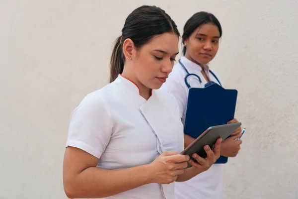 Female Doctors Using Digital Tablet Hospital Corridor — Stockfoto