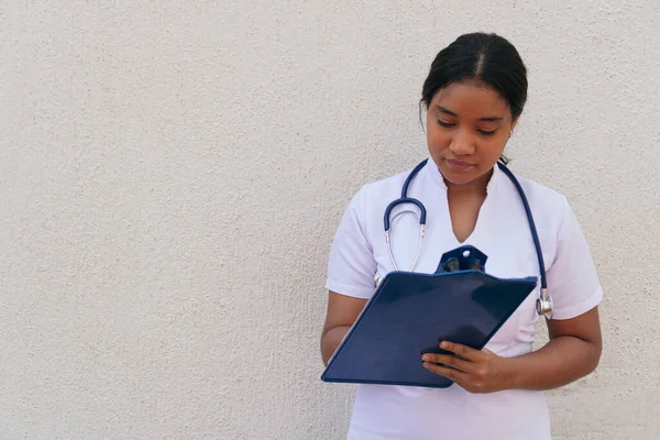Retrato Una Joven Doctora Latina Tomando Notas — Foto de Stock
