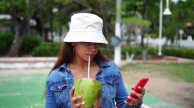 Sokakta hindistan cevizi suyu içen bir kadın. 