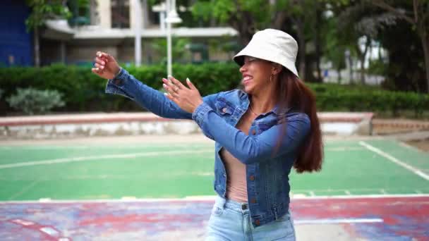 Şapka Saçlı Dans Eden Hareket Eden Genç Şehirli Kız — Stok video
