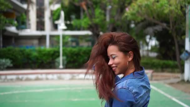 Женщина Улыбается Играет Своими Волосами — стоковое видео