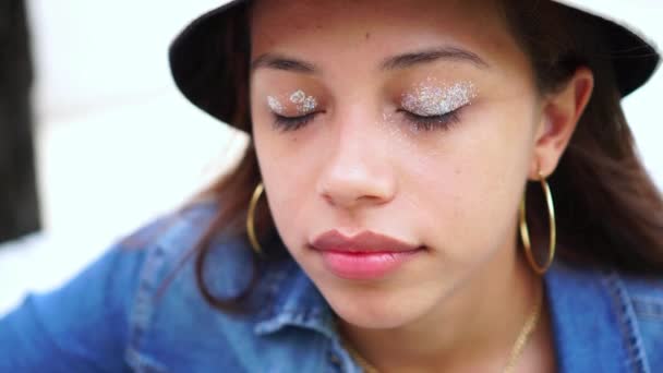 Dışarıda Göz Makyajı Yapan Bir Kadın — Stok video