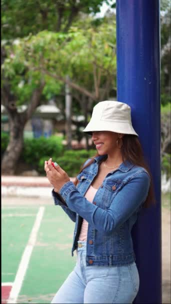 Sokakta Akıllı Telefonla Sohbet Eden Genç Kadın — Stok video
