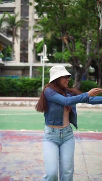 Mulher Com Cabelo Chapéu Dançando Movendo — Vídeo de Stock