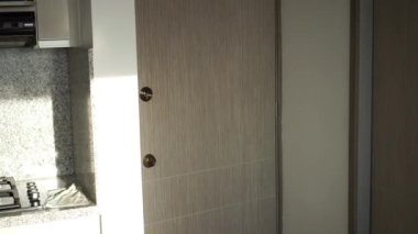 Yeni eve taşınan ırklar arası bir çift.