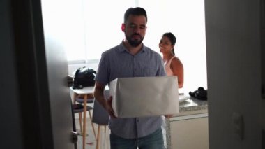 Karton kutular tutan Latin çift. Yeni bir eve taşınıyorum.