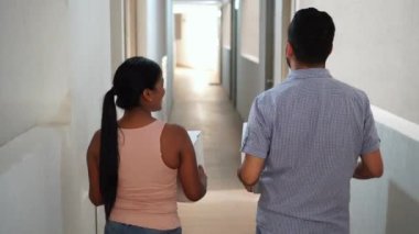 Karton kutu tutan bir çift. Yeni bir eve taşınıyorum.