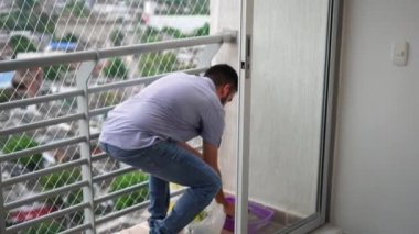 Evdeki kedi kutusunu temizleyen adam. Ev İşi ve Temizlik Konsepti