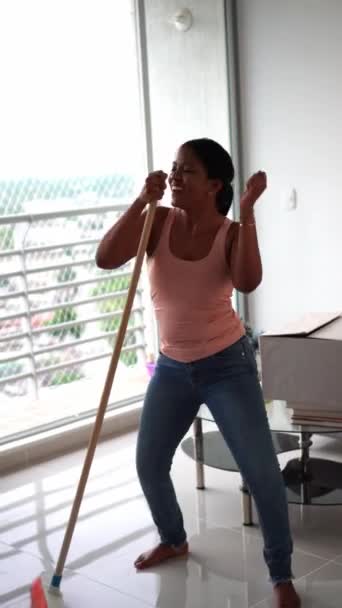 Evi Temizleyen Mutlu Kadın Latin Kadın Evde Yerleri Paspaslıyor — Stok video