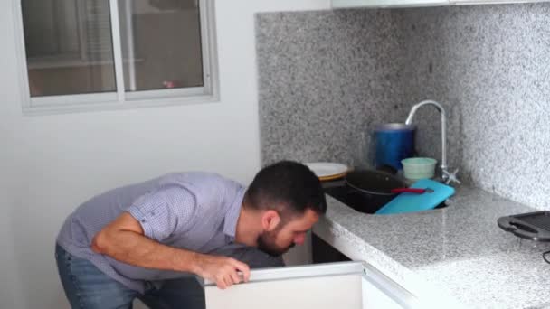 Hombre Secando Platos Cocina Trabajo Doméstico Concepto Limpieza — Vídeo de stock