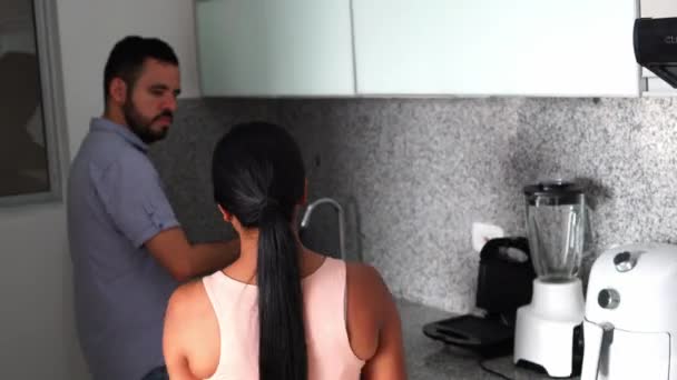 Latin Çift Mutfakta Işleri Yapıyor Temizlik Konsepti — Stok video