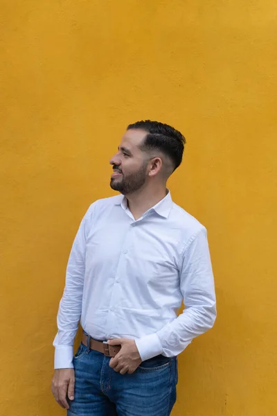 Uomo Latino Che Sorride Strada Indossare Una Camicia Bianca — Foto Stock