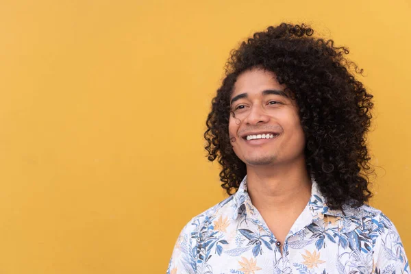 Macho Bonito Alegre Com Penteado Afro Rua Olhando Para Longe — Fotografia de Stock