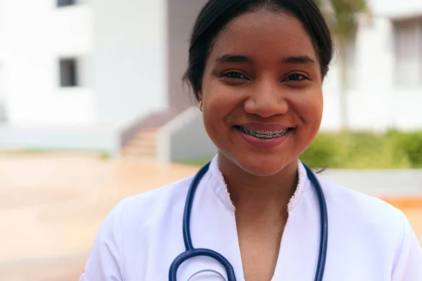 Portrét Hispánské Zdravotní Sestry Usmívající Nemocnici — Stock fotografie