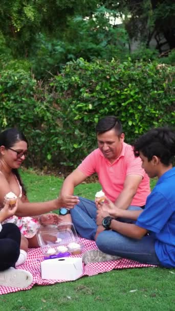 Familia Compartiendo Postre Parque Concepto Del Día Del Padre — Vídeo de stock