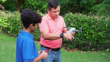 Baba ve oğul parkta Drone 'la oynuyorlar. Babalar Günü Konsepti