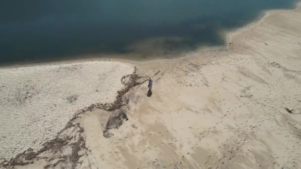 Flächenaufnahme Eines Mannes Der Den Fluss Entlang Geht — Stockvideo