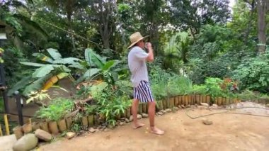 Adam tarlada kahve içiyor.