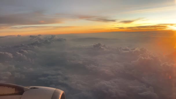 Bir Uçak Penceresinden Gün Doğumu Görüntüsü — Stok video