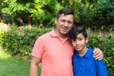 Latin baba ve oğlu açık havada birlikte..