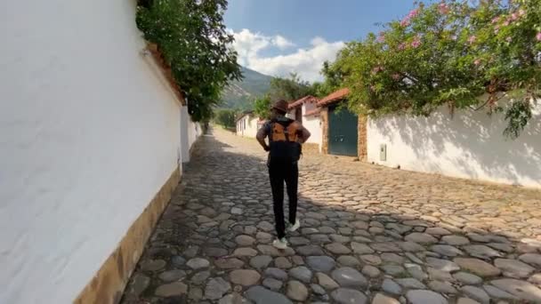 Villa Leyva Kolombiya Sokaklarında Yürüyen Bir Adam — Stok video