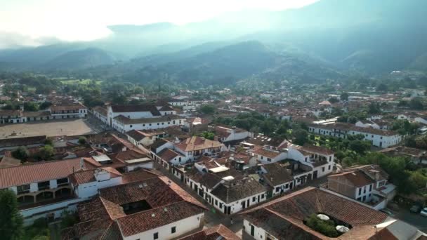Villa Leyva Şehrinin Arka Planında Dağlarla Aynı Tarzda Evler Görülüyor — Stok video