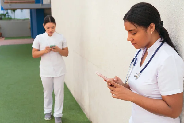 Latein Arzt Mit Einem Telefon Krankenhaus — Stockfoto