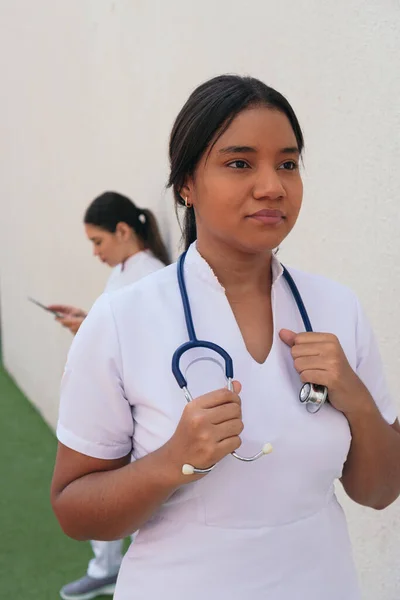 Vážná Sestra Stetoskopem Nemocnici — Stock fotografie