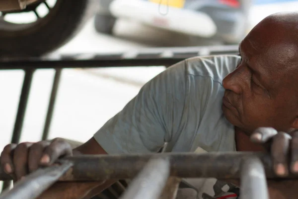Mecânico Africano Trabalhando Motor Carro — Fotografia de Stock