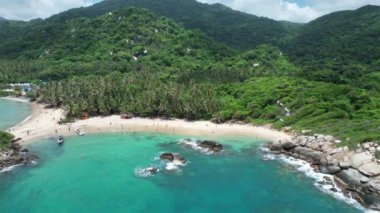 Cabo San Juan Plajı, Tayrona Parkı, Gökyüzüne karşı deniz manzarası, Santa Marta, Magdalena, Kolombiya 