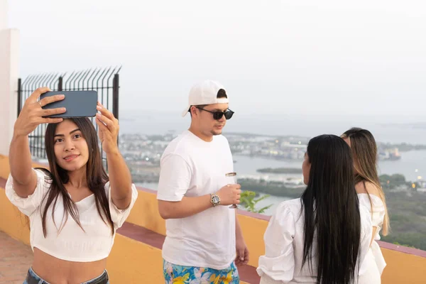 Mulher Tomando Uma Selfie Livre Perto Seus Amigos — Fotografia de Stock