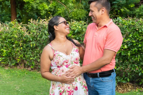 Hombre Latino Tocando Vientre Esposa Embarazada Mientras Están Juntos Patio — Foto de Stock