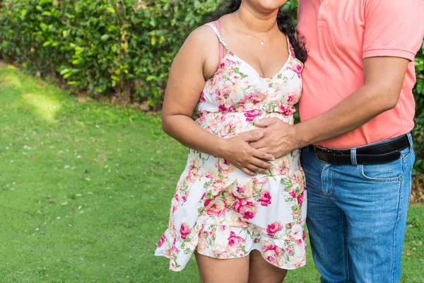 Mann Berührt Den Bauch Seiner Schwangeren Frau Während Sie Zusammen — Stockfoto