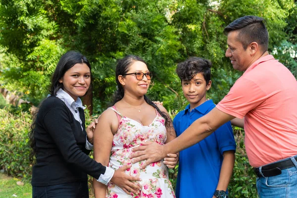 Latin Family Hält Mutter Die Hände Auf Ihrem Schwangerschaftsbauch — Stockfoto