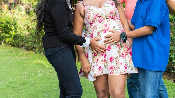 Unerkennbare Familie Hält Mutter Die Hände Auf Schwangerschaftsbauch — Stockfoto