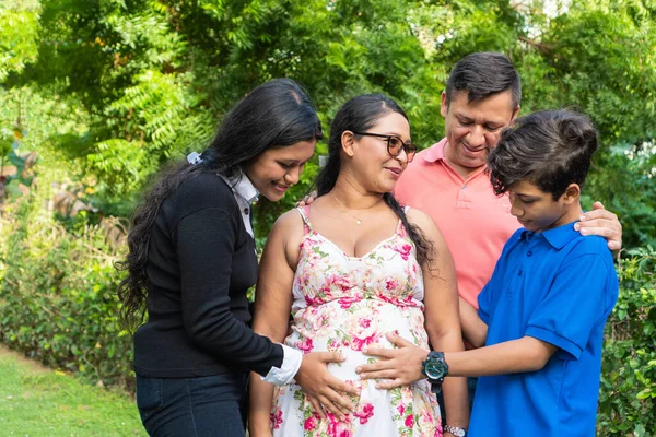 Familia Sostiene Las Manos Madre Vientre Embarazada — Foto de Stock