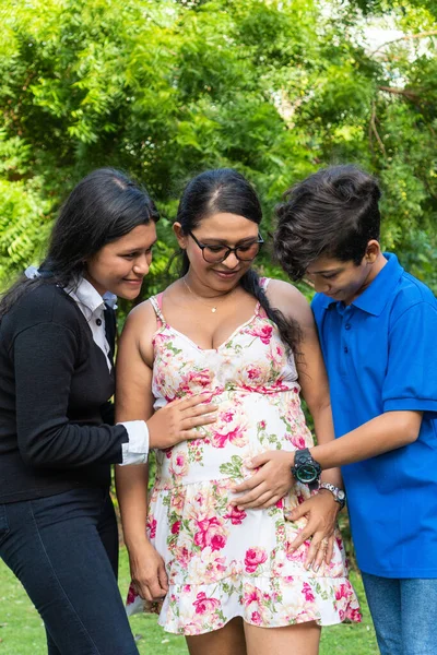 Hijos Latinos Sostienen Las Manos Madre Sobre Vientre Embarazada — Foto de Stock