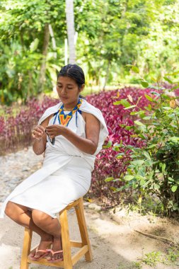 Geleneksel giyinmiş Kolombiyalı kadın.